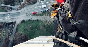 Industriekletterer bei Höhenarbeiten