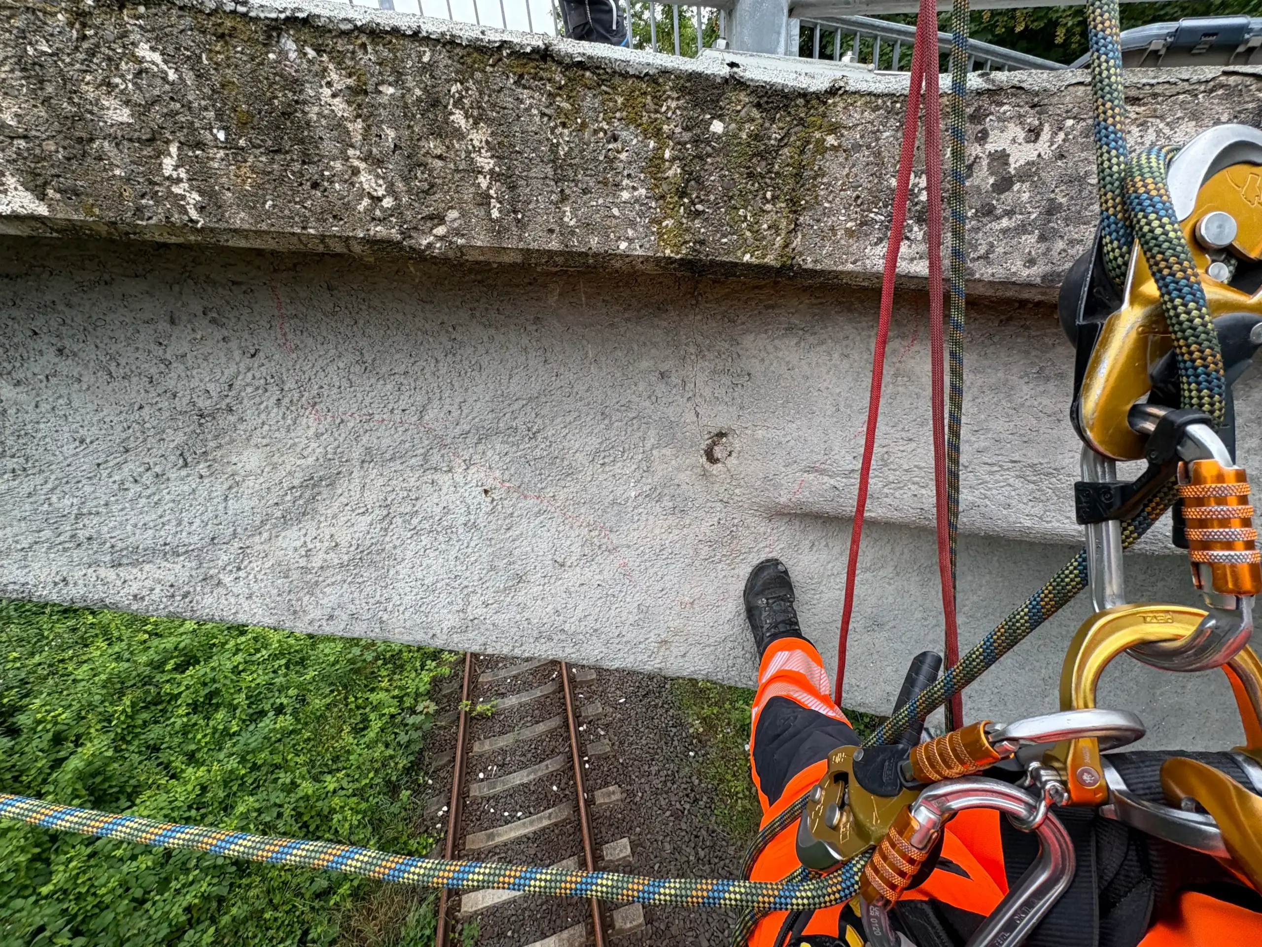 Schadensaufnahme am Betonbauteil