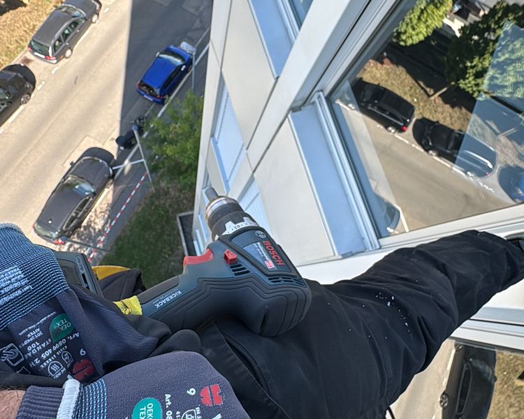 Industriekletterer bei einer Fassadenprüfung