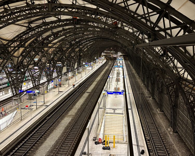 Montagearbeiten per Industrieklettern am Bahnhof